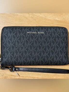 Michael Kors , large, flat, multifunction, phone case wallet wristlet NWT
